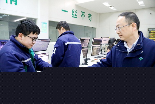 集團公司領(lǐng)導(dǎo)除夕夜看望慰問一線員工