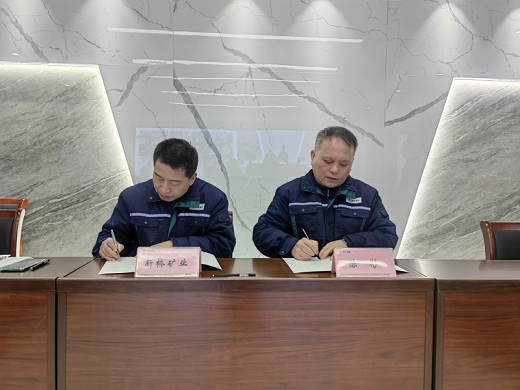 集團公司與各單位簽訂安全環(huán)保目標管理責任書