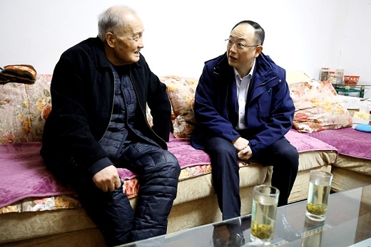 集團(tuán)公司領(lǐng)導(dǎo)節(jié)前慰問(wèn)集團(tuán)公司級(jí)退休領(lǐng)導(dǎo)