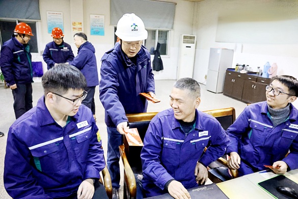 集團(tuán)領(lǐng)導(dǎo)除夕夜深入一線看望慰問(wèn)員工