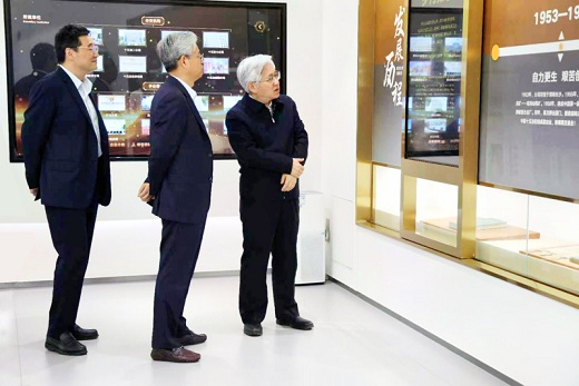 汪華率隊(duì)與中國十五冶會談
